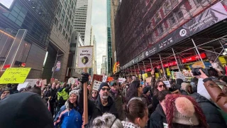 New York'ta on binlerce kişiden tepki yürüyüşü