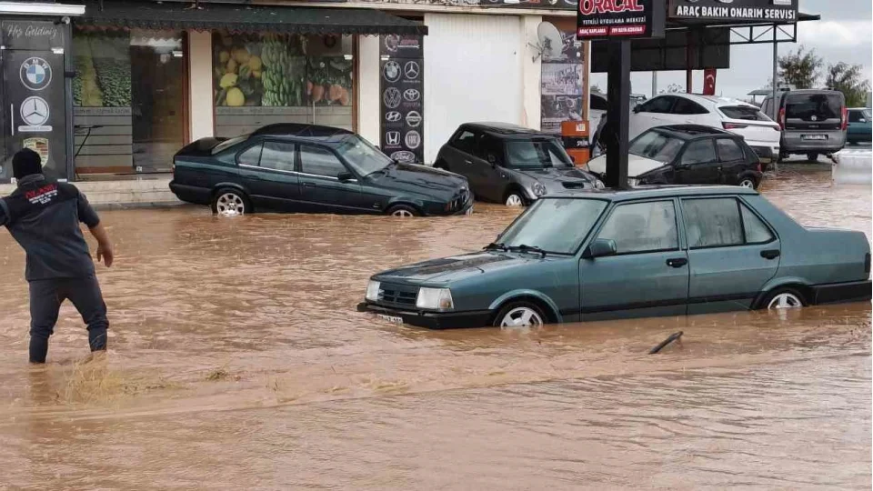 Silifke'de sağanak sele dönüştü: Araçlar su içinde kaldı