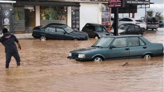 Silifke'de sağanak sele dönüştü: Araçlar su içinde kaldı