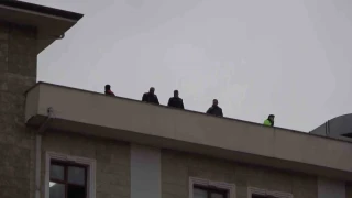 Valilik binasına çıkarak intihar teşebbüsünde bulundu