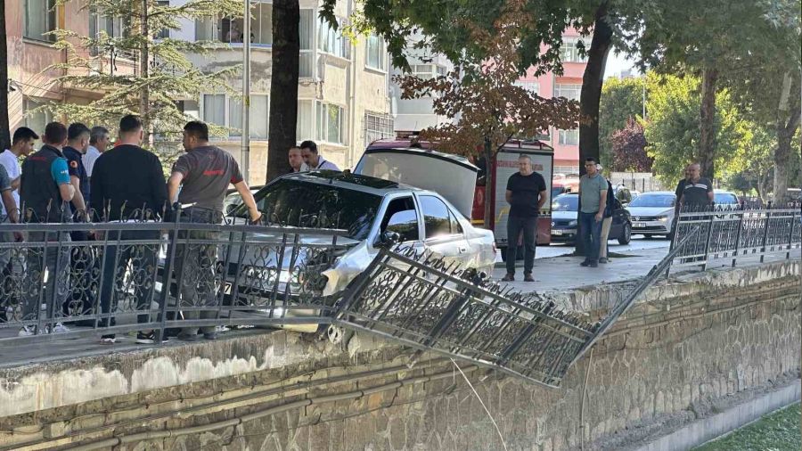 Virajı alamayan otomobil korkuluklarda asılı kaldı