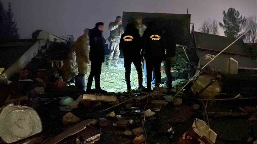 3 yaşındaki kız çocuğu enkazdan böyle çıkarıldı