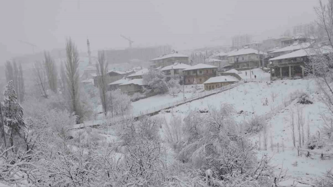 Adana'nın yüksek kesimlerinde kar yağışı başladı