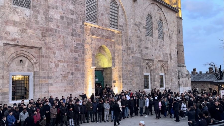 Binlerce kişi Ulucami'ye akın etti