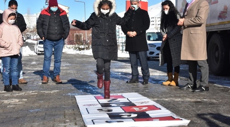 Hediye karavan Bitlis'teki ocuklarla bulutu