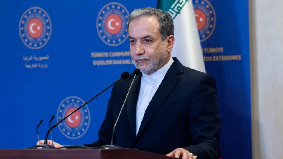 İran Dışişleri Bakanı Abbas Arakçi, ABD Başkanı Donald Trump'ın protestoların kanlı bir hal alması durumunda Tahran'a yönelik askeri müdahale uyarısının, protestocuları ve güvenlik güçlerini hedef alan "teröristleri" ve yabancı müdahaleyi motive edeceğini söyledi.