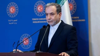 İran Dışişleri Bakanı Abbas Arakçi, ABD Başkanı Donald Trump'ın protestoların kanlı bir hal alması durumunda Tahran'a yönelik askeri müdahale uyarısının, protestocuları ve güvenlik güçlerini hedef alan "teröristleri" ve yabancı müdahaleyi motive edeceğini söyledi.