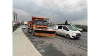 stanbul'da kar hazrl, kar kreme aralar yollara indi