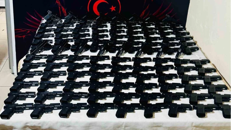 İzmir'de güvercin kümesinde 124 tabanca ele geçirildi