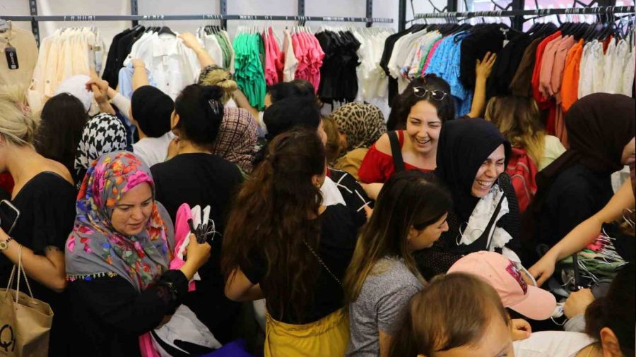 Kadınlardan indirimli ürün mücadelesi