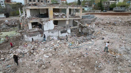 Onlarda enkazlardan ekmek çıkarıyorlar