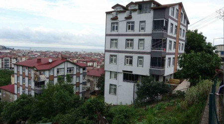 Ordu'da cam silerken 5. kattan byle dt