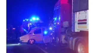 Otomobil tırlarla çarpıştı: 1 ölü, 1 yaralı