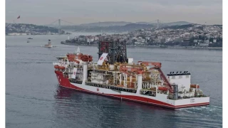 Türk sondaj gemisi Yıldırım İstanbul Boğazı'ndan geçti