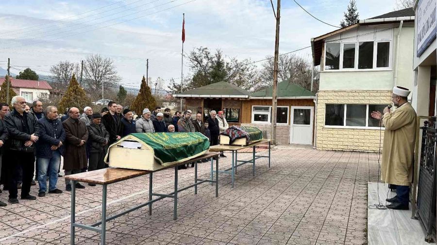Yataklarında ölü bulunan çift, toprağa verildi