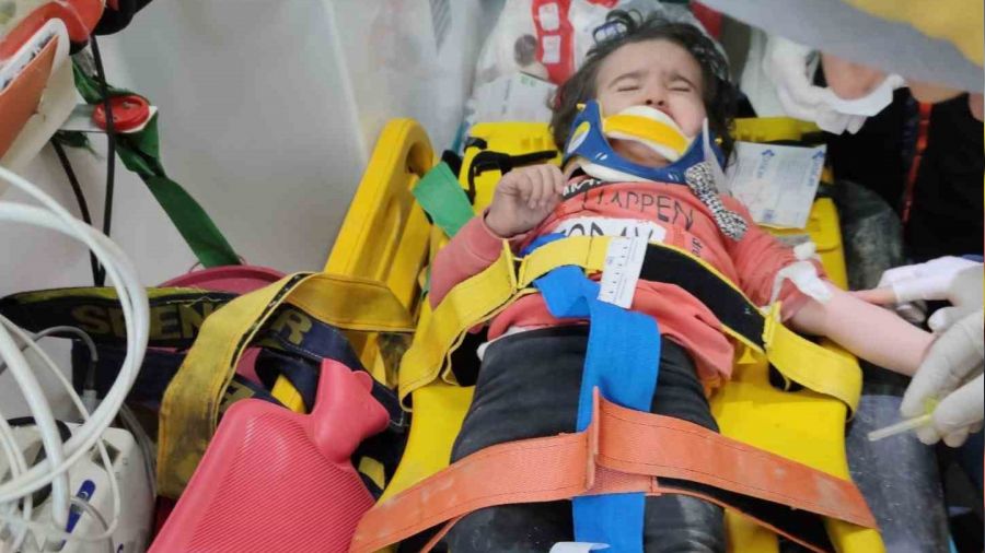 2 yaşındaki çocuk ile annesi 26 saat sonra sağ çıkarıldı