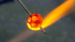 800 derece ateşle buluşan cam sanat eserine dönüşüyor