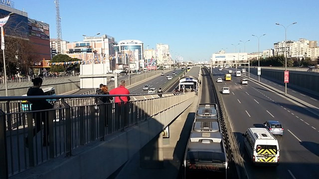 Beylikdz'nde kadn yolcu metrobsn nn kesti