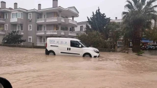 Çeşme'de caddeler dereye döndü, rögarlar taştı
