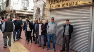 Dolandırıldıklarını iddia eden mağdurlar kuyumcunun önünde toplandı