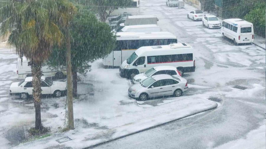 Dolu yağışı ilçeyi beyaza bürüdü