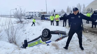 Erzincan'da polis aracı şarampole uçtu: 2 polis yaralandı