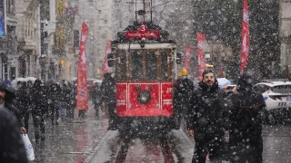 Gzler stanbul Valilii'nde. Yarn okullar tatil mi? 