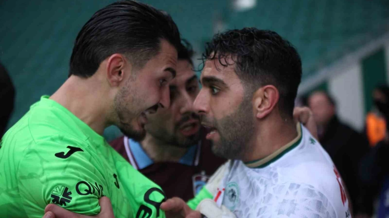 Konyaspor - Trabzonspor mann uzatma dakikalarnda kavga kt