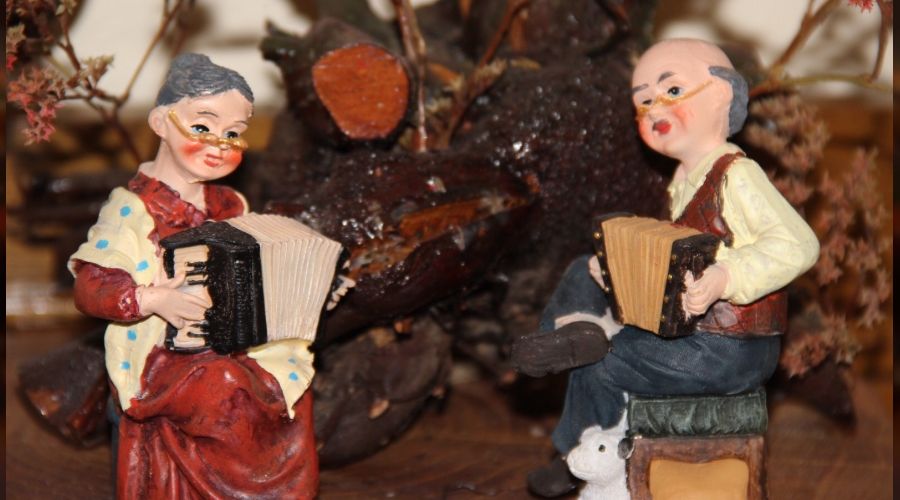 Kurumuş ağaç dallarını sanat eserlerine dönüştürüyor