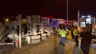 Kuzey Marmara Otoyolu girişinde beton mikseri devrildi: 2 yaralı
