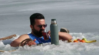 Maceracı öğretmen buza girip sıcak çayını yudumladı