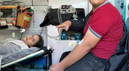 Okula giden iki kardeşe otomobil çarptı