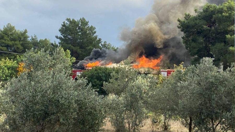 Antalya'da ormana yakn ev yangn korkuttu