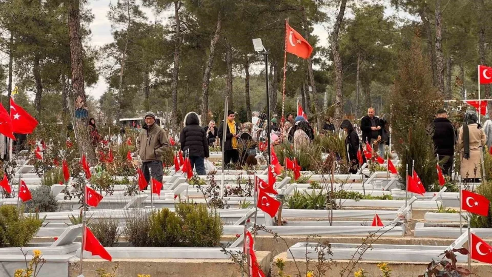 Depremin 3. yıl dönümünde depremzedeler mezarlıkta sabahladı