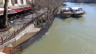Manavgat Irmağı taştı, kenarındaki işletmeler sular altında kaldı