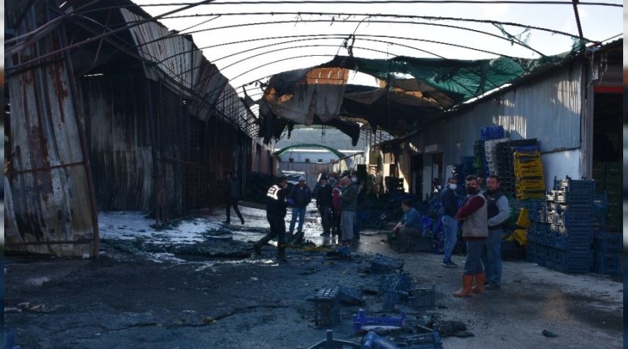 Menemen'de sebze meyve halinde korkutan yangın