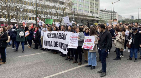 Portekiz'de öğretmenlerin maaş protestosu... Polis müdahale etmedi