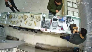 Sahte bilezikleri verip pazarlıkla fazla altın almak istedi