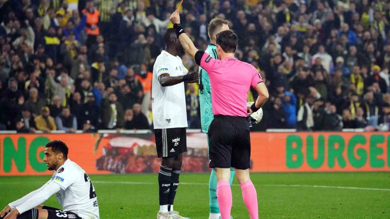 Siyah-beyazlı futbolcular Kadıköy'de çok 'hırçın'