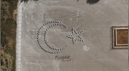 Yüzlerce jantla ay ve yıldızın buluşması