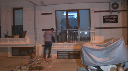 Freni boşalan iş makinesi bir binaya girdi