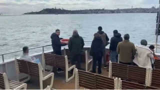 İstanbul'da bir kişi vapurdan denize atladı