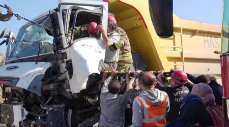 Pendik'te hafriyat kamyonları çarpıştı
