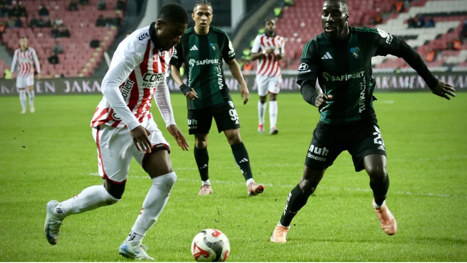 Samsunspor, sahasında Kocaelispor'la 0-0 berabere kaldı