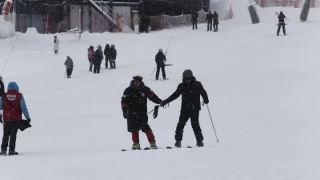 Uludağ'da kar kalınlığı 76 santimetreye ulaştı: Pistler doldu taştı