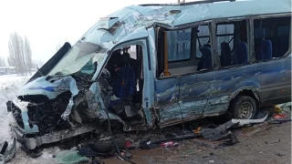 Yüksekova'da yolcu minibüsü ile otobüs çarpıştı: Çok sayıda yaralı var