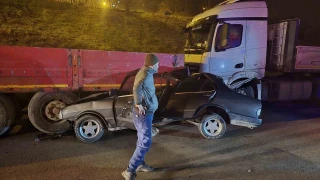 Alkollü genç tıra ok gibi saplandı: 1'i ağır 2 yaralı