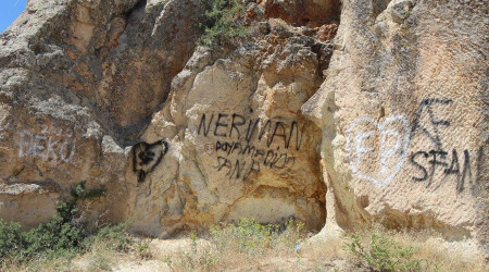 Kapadokya'da peribacaları çirkin yazılardan temizlenecek